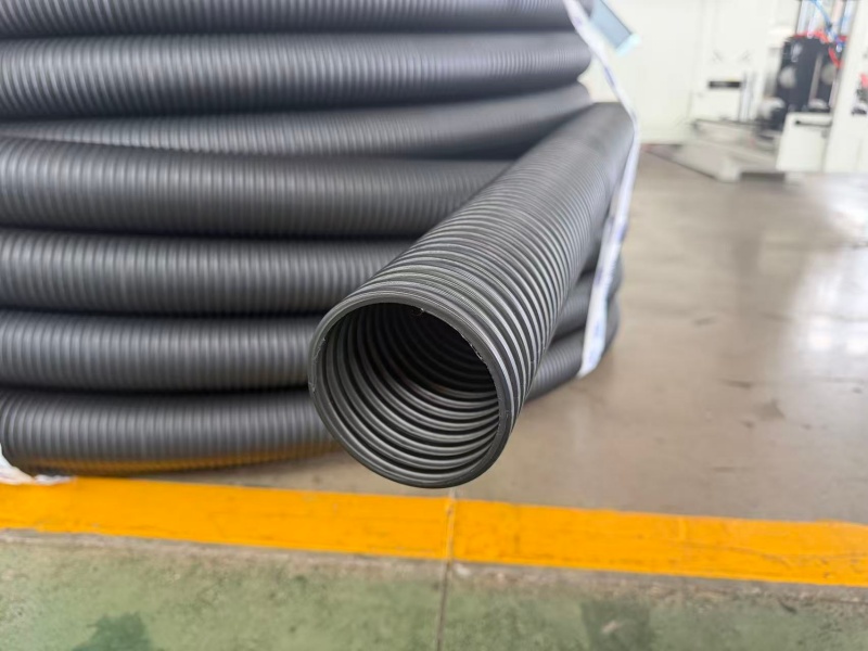 Máquina para fabricar conductos corrugados de plástico con protección UV para proyectos en zonas desérticas.